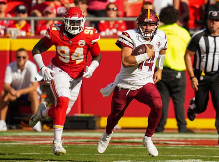 Washington Commanders quarterback Sam Howell (14) runs from Kansas City Chiefs defender Malik Herring (94)